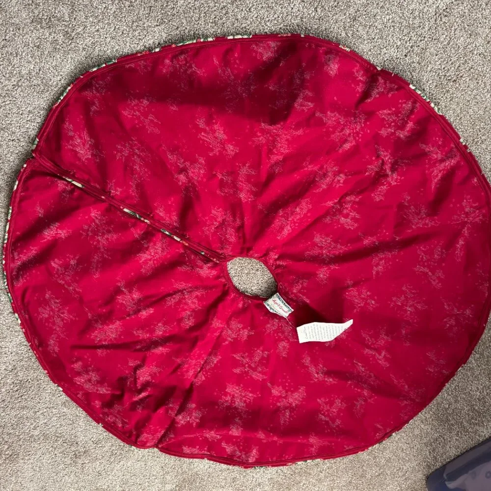 NWT April Cornell Red w/Holly Leaves & Berries Round Christmas Tree Skirt